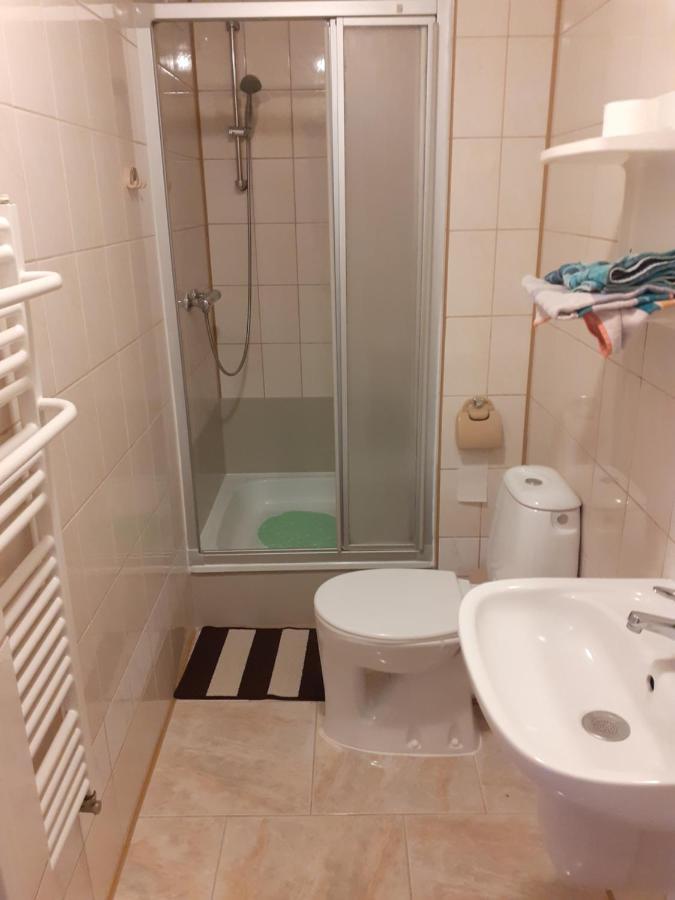 Wynajem Apartamentow I Pokoi. Устроне Морске Екстериор снимка
